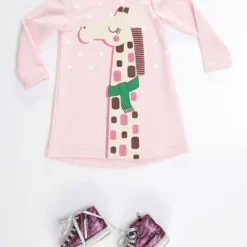 Kleid "Giraffe" In Rosa -Günstiges Moden Zauber Geschäft denokids kleid giraffe in rosa 1