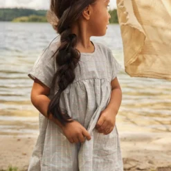 Lil Atelier Kleid "Holly" In Hellgrau -Günstiges Moden Zauber Geschäft lil atelier kleid holly in hellgrau 3